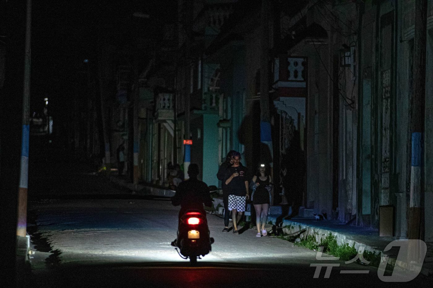 (마탄사스 AFP=뉴스1) 이정환 기자 = 6일(현지시간) 쿠바 마탄사스에서 정전으로 어두컴컴한 거리를 오토바이 운전자가 달리고 있다. 마탄사스는 쿠바에서 가장 심한 전력 부족에 …