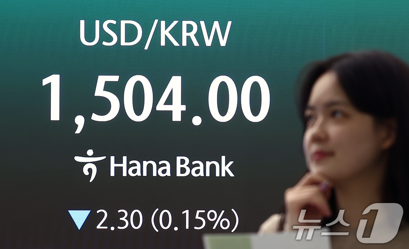 (서울=뉴스1) 김민지 기자 = 삼성전자가 올해 1분기 매출액 133조원, 영업이익 57조2000억원으로 역대 최대 실적을 기록한 7일 오후 서울 중구 하나은행 딜링룸 전광판에 종 …