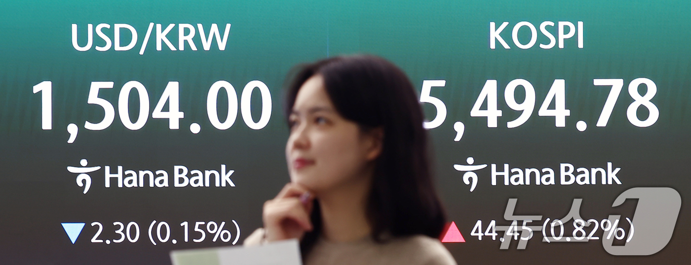 (서울=뉴스1) 김민지 기자 = 삼성전자가 올해 1분기 매출액 133조원, 영업이익 57조2000억원으로 역대 최대 실적을 기록한 7일 오후 서울 중구 하나은행 딜링룸 전광판에 종 …