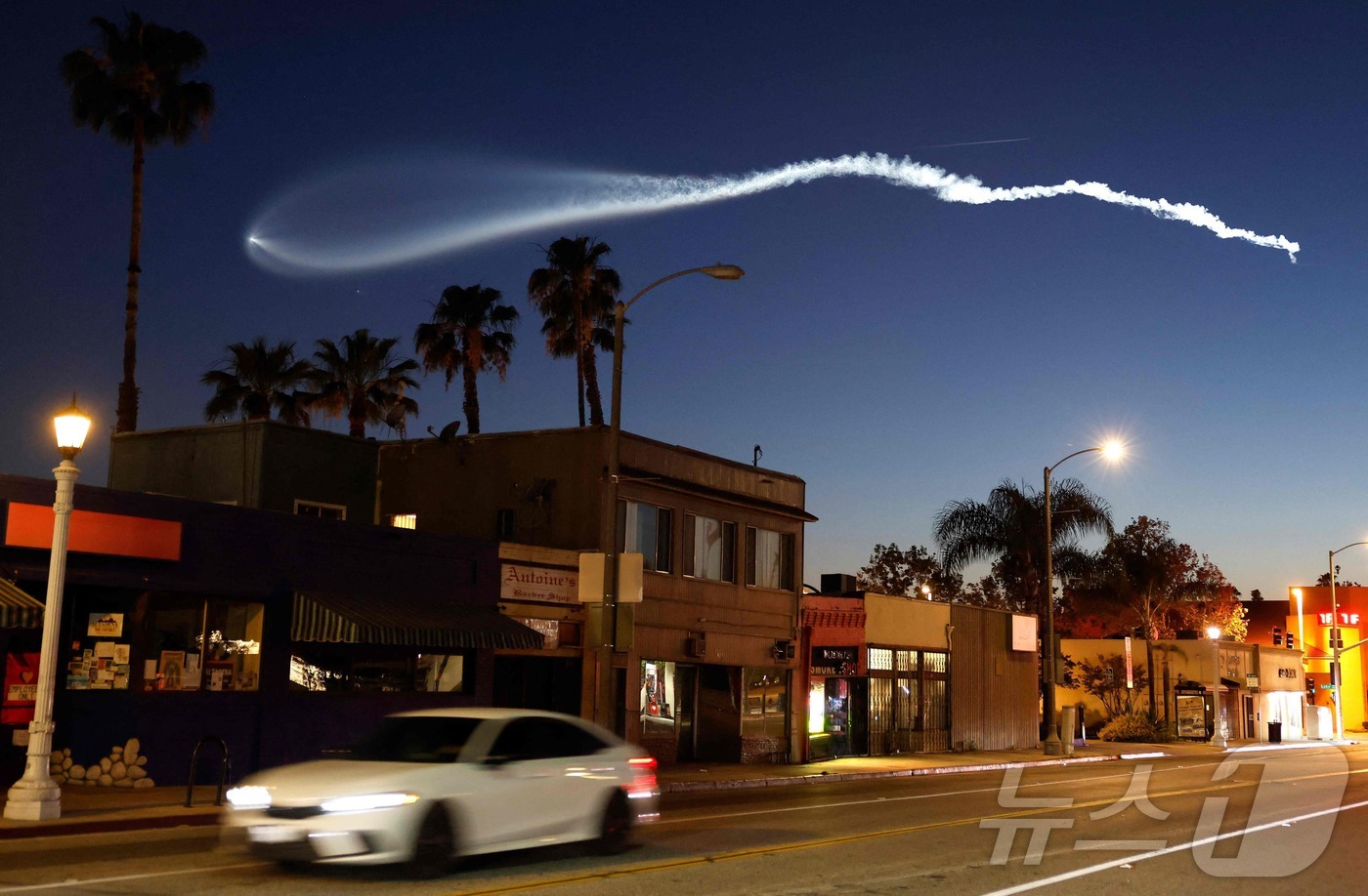 (파사데나 AFP=뉴스1) 이정환 기자 = 6일(현지시간) 스타링크 인터넷 위성 25개를 탑재한 스페이스X 팰컨 9 로켓이 밴덴버그 우주군 기지에서 발사된 후 상승하는 모습이 미국 …