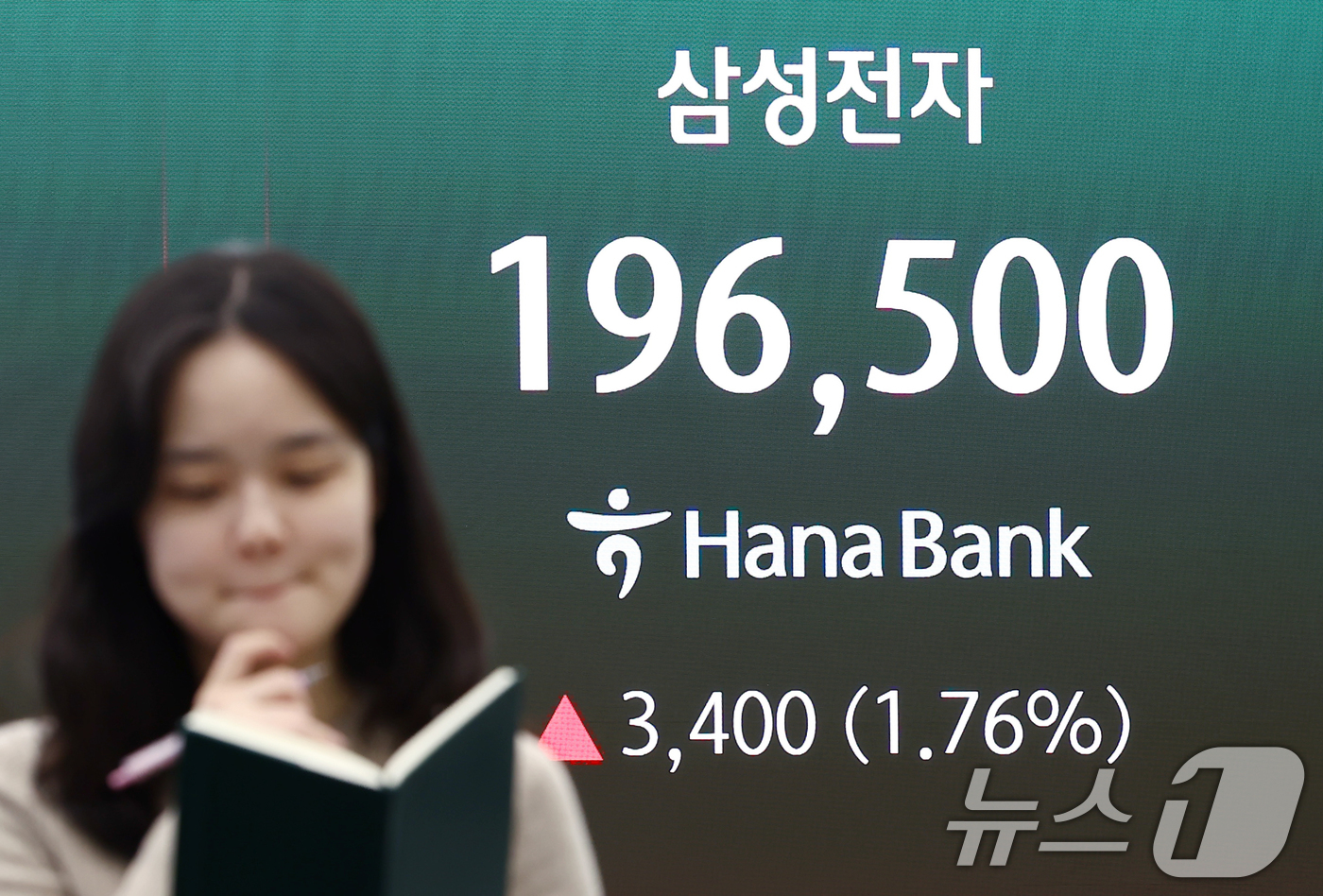 (서울=뉴스1) 김민지 기자 = 삼성전자가 올해 1분기 매출액 133조원, 영업이익 57조2000억원으로 역대 최대 실적을 기록한 7일 오후 서울 중구 하나은행 딜링룸 전광판에 삼 …