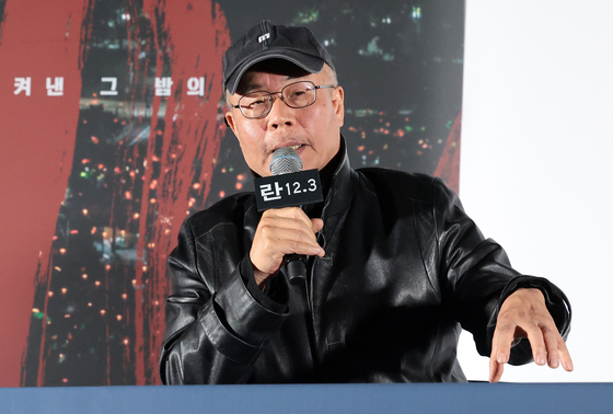 취재진 질문에 답하는 '란 12.3' 이명세 감독