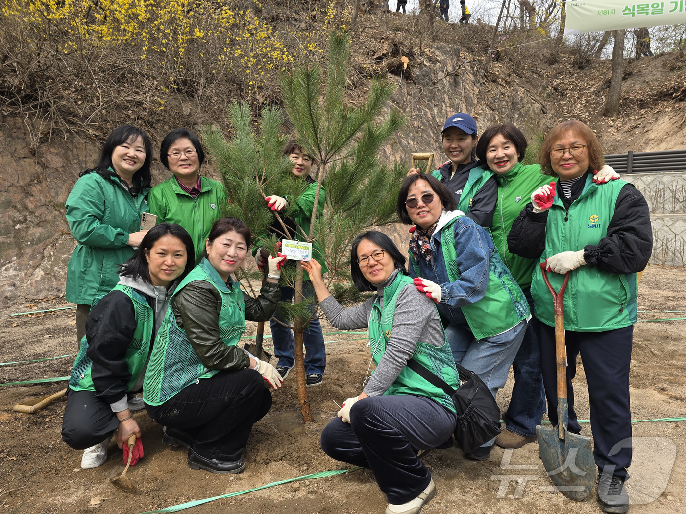 (서울=뉴스1) = 새마을운동중앙회는 ‘2050 탄소중립 실천’을 목표로 올해부터 5년간 총 200만 그루의 나무를 심는 녹색 새마을운동을 본격 추진한다고 7일 밝혔다. 사진은 2 …