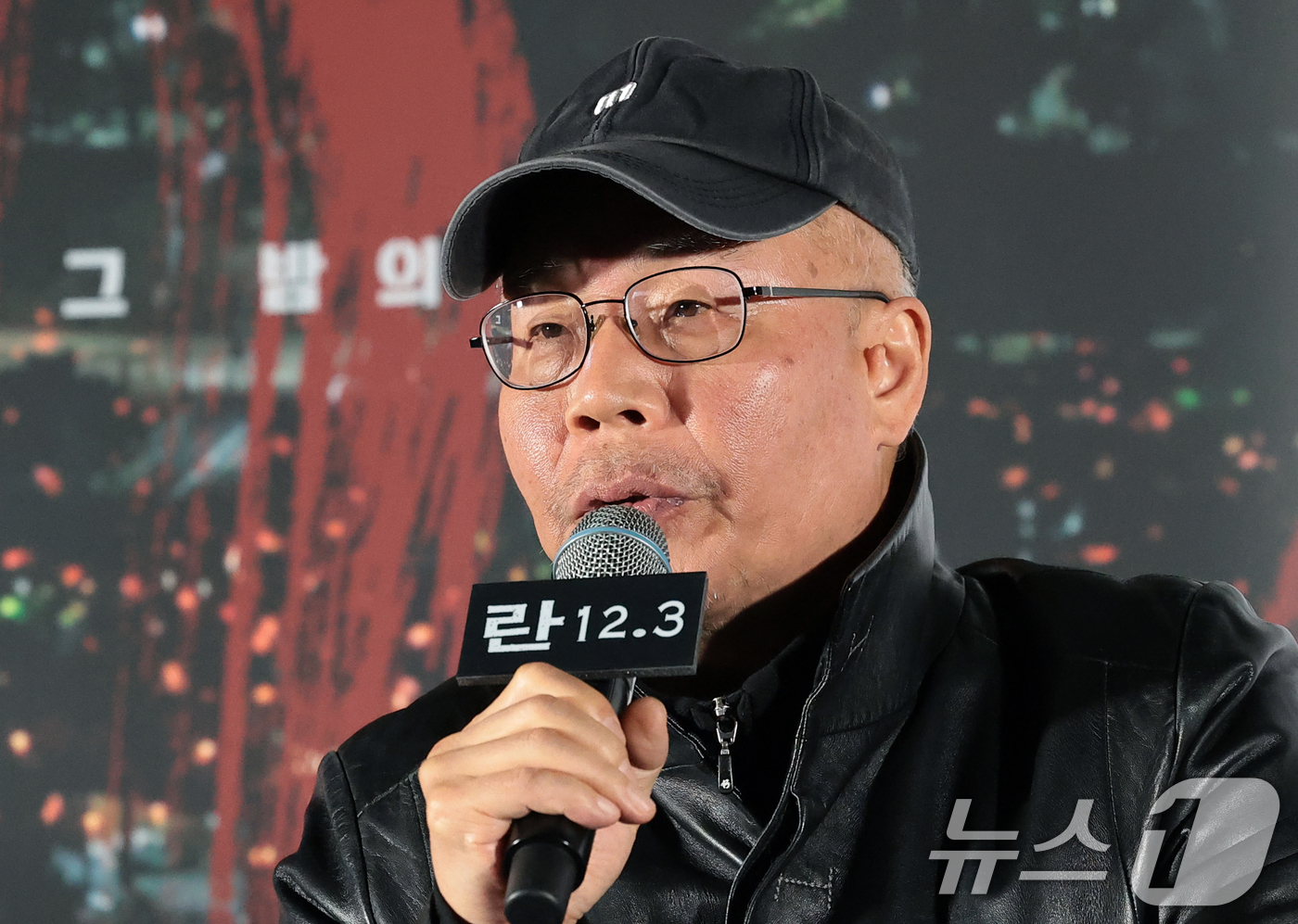 (서울=뉴스1) 권현진 기자 = 이명세 감독이 7일 서울 용산구 CGV용산아이파크몰에서 열린 영화 ‘란 12.3’ 언론시사회 및 기자간담회에서 취재진 질문에 답하고 있다.‘란 12 …