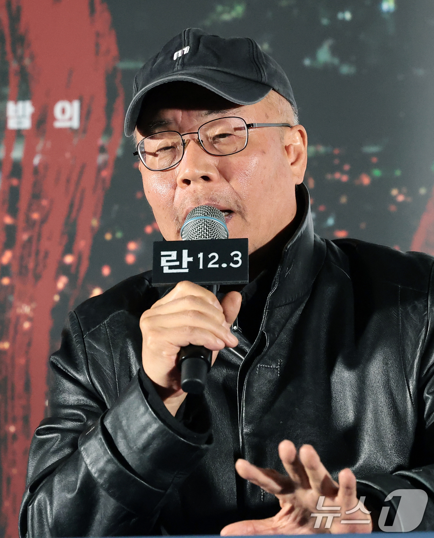 (서울=뉴스1) 권현진 기자 = 이명세 감독이 7일 서울 용산구 CGV용산아이파크몰에서 열린 영화 ‘란 12.3’ 언론시사회 및 기자간담회에서 취재진 질문에 답하고 있다.‘란 12 …