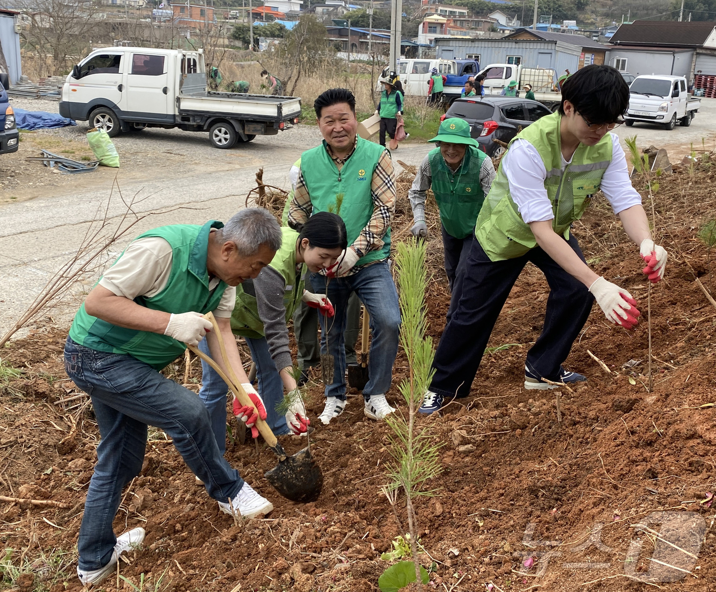 (서울=뉴스1) = 새마을운동중앙회는 ‘2050 탄소중립 실천’을 목표로 올해부터 5년간 총 200만 그루의 나무를 심는 녹색 새마을운동을 본격 추진한다고 7일 밝혔다. 사진은 지 …