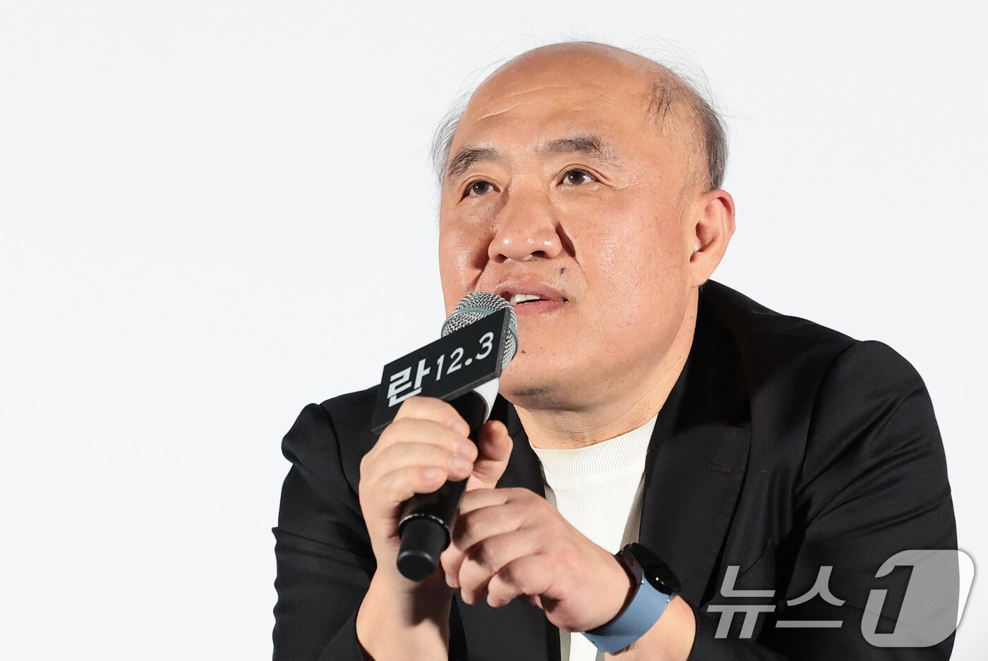 본문 이미지 - 조성우 음악감독이 7일 서울 용산구 CGV용산아이파크몰에서 열린 영화 ‘란 12.3’ 언론시사회 및 기자간담회에서 취재진 질문에 답하고 있다. ‘란 12.3’은 비상계엄 선포에 맞서 민주주의를 지키기 위해 나선 이들의 현장 기록을 담은 시네마틱 다큐멘터리다. 2026.4.7 ⓒ 뉴스1 권현진 기자