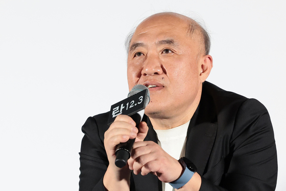 취재진 질문에 답하는 '란 12.3' 조성우 음악감독