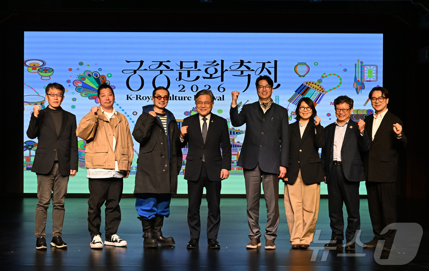 (서울=뉴스1) = 허민 국가유산청장이 7일 오후 서울 중구 한국의집 민속극장에서 열린 제12회 궁중문화축전 기자간담회에서 양정웅 예술감독(왼쪽 세 번째)을 비롯한 관계자들과 기념 …