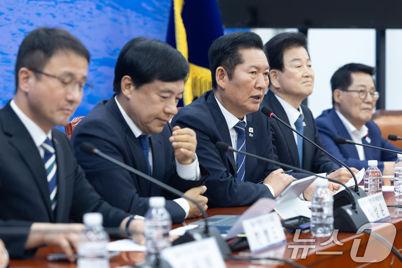 (서울=뉴스1) 이승배 기자 = 정청래 더불어민주당 대표가 7일 서울 여의도 국회에서 열린 글로벌 '서해안시대 특별위원회 발대식 및 1차 회의'에서 축사하고 있다. 2026.4.7 …