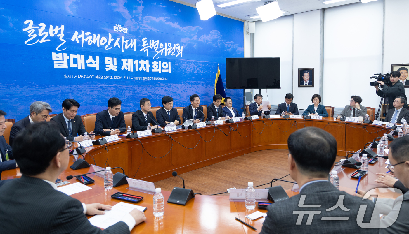 (서울=뉴스1) 이승배 기자 = 정청래 더불어민주당 대표가 7일 서울 여의도 국회에서 열린 '글로벌 서해안시대 특별위원회 발대식 및 1차 회의'에서 축사하고 있다. 2026.4.7 …