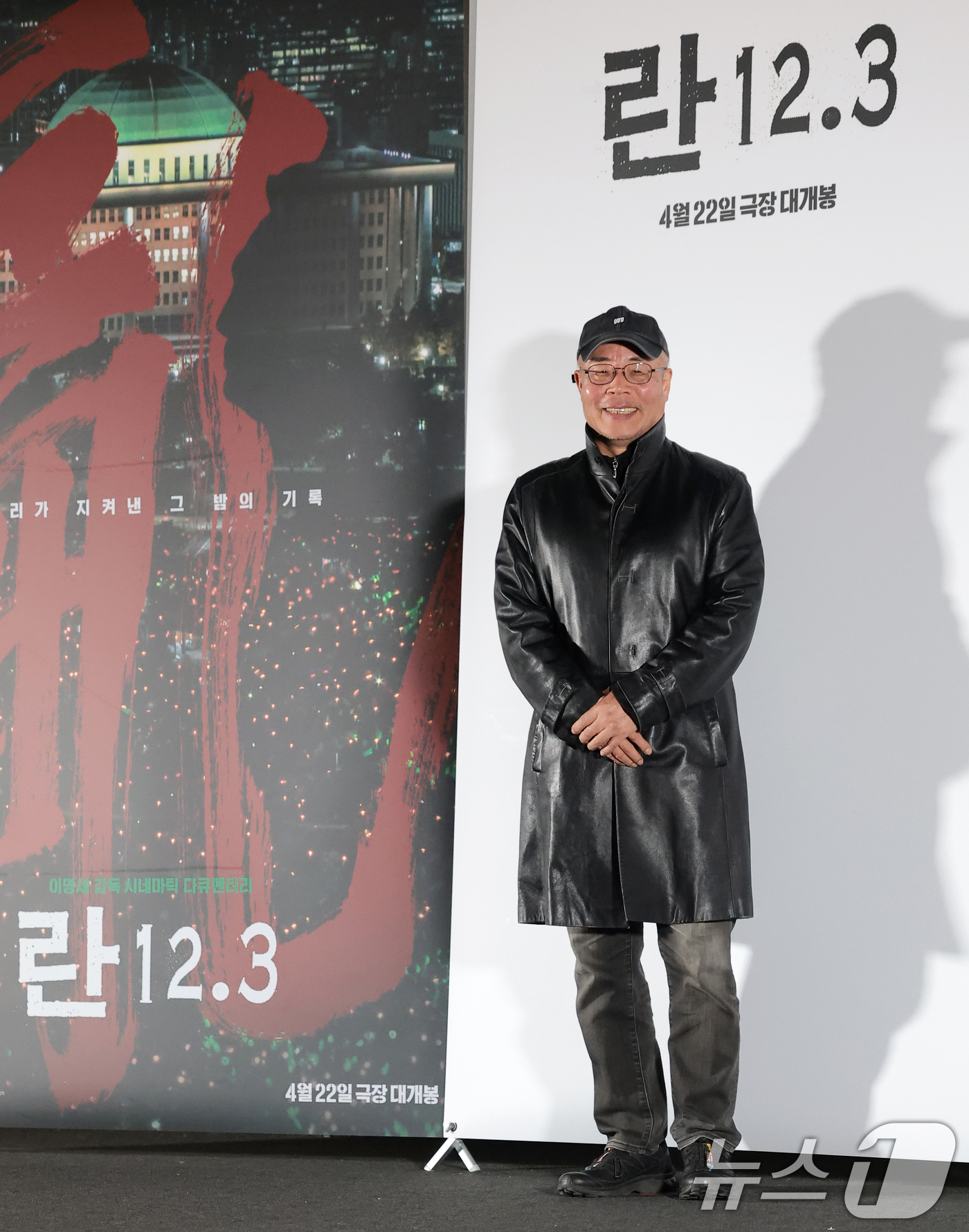 (서울=뉴스1) 권현진 기자 = 이명세 감독이 7일 서울 용산구 CGV용산아이파크몰에서 열린 영화 ‘란 12.3’ 언론시사회 및 기자간담회에서 포즈를 취하고 있다.‘란 12.3’은 …