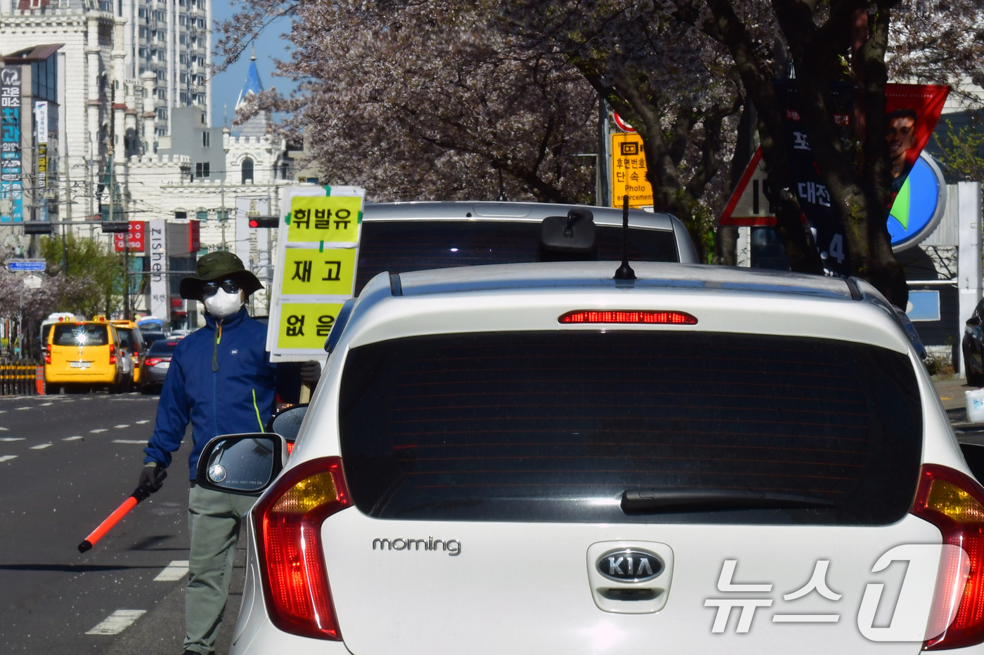 (포항=뉴스1) 최창호 기자 = 7일 미국과 이란 무력사태로 국내 원유 공급에 차질을 빚고 있는 가운데 경북 포항시 북구에 있는 한 주유소 입구에서 직원이 휘발유 소진을 알리고 있 …