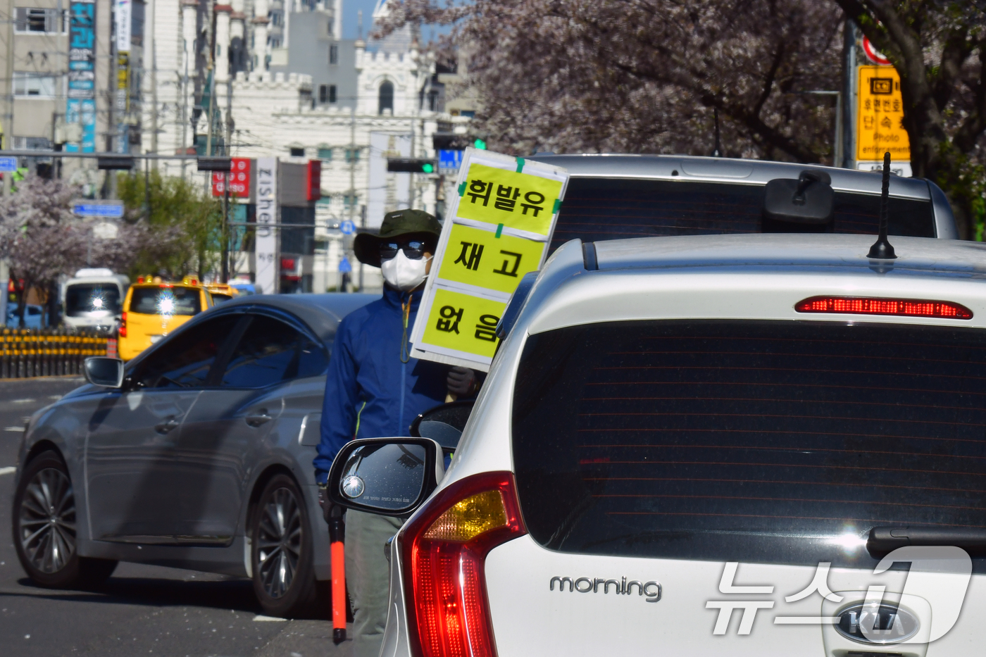 (포항=뉴스1) 최창호 기자 = 7일 미국과 이란 무력사태로 국내 원유 공급에 차질을 빚고 있는 가운데 경북 포항시 북구에 있는 한 주유소 입구에서 직원이 휘발유 소진을 알리고 있 …