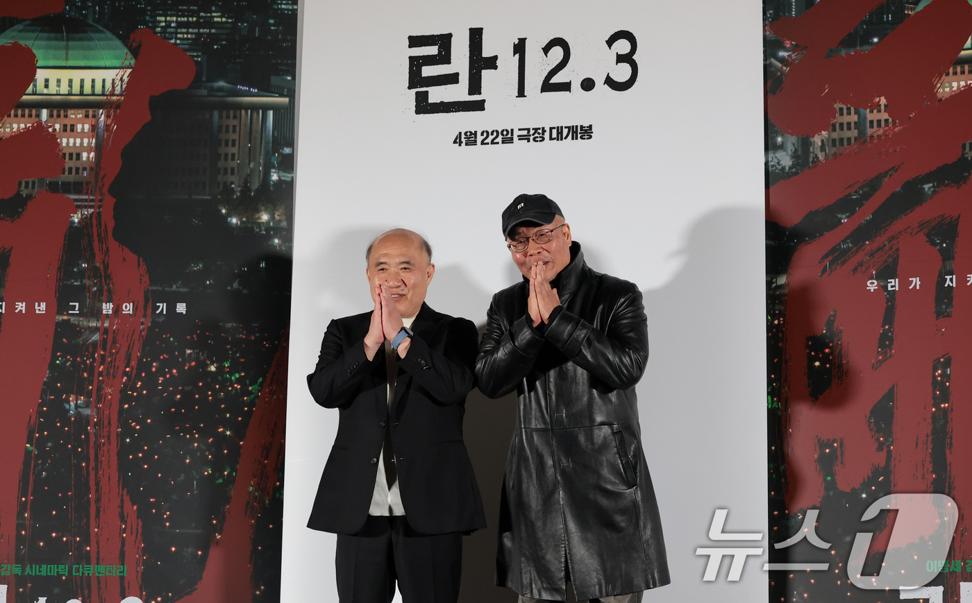 (서울=뉴스1) 권현진 기자 = 조성우 음악감독과 이명세 감독(오른쪽)이 7일 서울 용산구 CGV용산아이파크몰에서 열린 영화 ‘란 12.3’ 언론시사회 및 기자간담회에서 포즈를 취 …