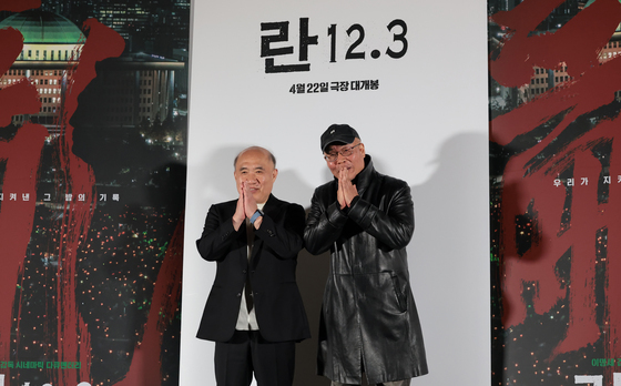 포즈 취하는 조성우 감독과 이명세 감독