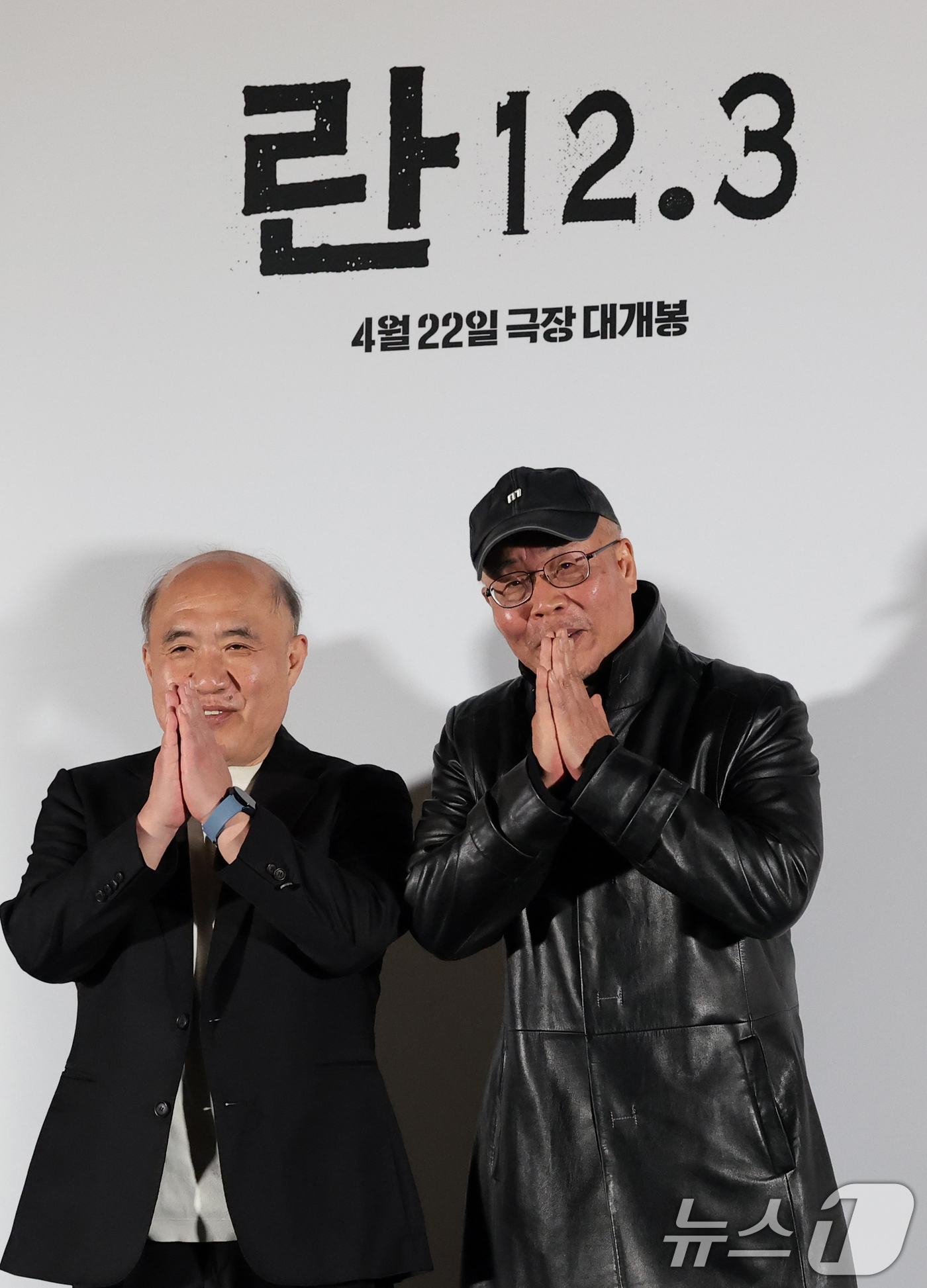(서울=뉴스1) 권현진 기자 = 조성우 음악감독과 이명세 감독(오른쪽)이 7일 서울 용산구 CGV용산아이파크몰에서 열린 영화 ‘란 12.3’ 언론시사회 및 기자간담회에서 포즈를 취 …