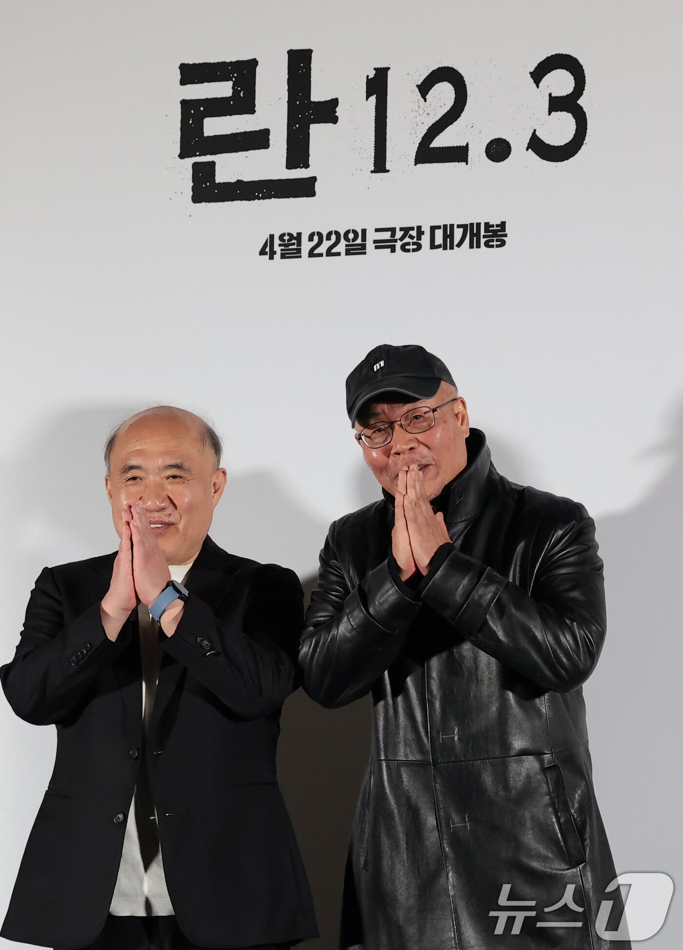 본문 이미지 - 조성우 음악감독과 이명세 감독(오른쪽)이 7일 서울 용산구 CGV용산아이파크몰에서 열린 영화 ‘란 12.3’ 언론시사회 및 기자간담회에서 포즈를 취하고 있다. ‘란 12.3’은 비상계엄 선포에 맞서 민주주의를 지키기 위해 나선 이들의 현장 기록을 담은 시네마틱 다큐멘터리다. 2026.4.7 ⓒ 뉴스1 권현진 기자