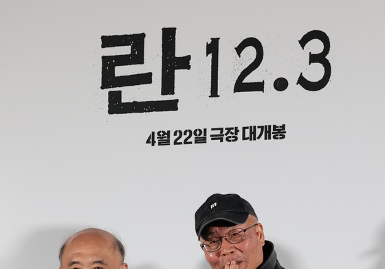 포즈 취하는 조성우 감독과 이명세 감독