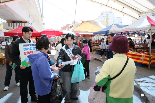 한전 강원본부-춘천시청, 풍물시장서 에너지 절약 거리 캠페인