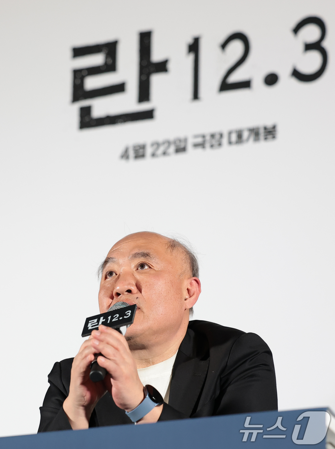 (서울=뉴스1) 권현진 기자 = 조성우 음악감독이 7일 서울 용산구 CGV용산아이파크몰에서 열린 영화 ‘란 12.3’ 언론시사회 및 기자간담회에 참석해 취재진 질문에 답하고 있다. …