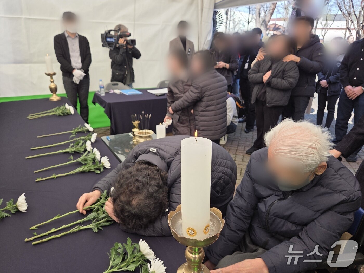 본문 이미지 - 7일 대전 대덕구 문평공원으로 이전한 안전공압 공장 화재 참사 희생자 합동분향소에서 유족들이 희생자들의 이름을 부르며 오열하고 있다. ⓒ 뉴스1 김종서 기자