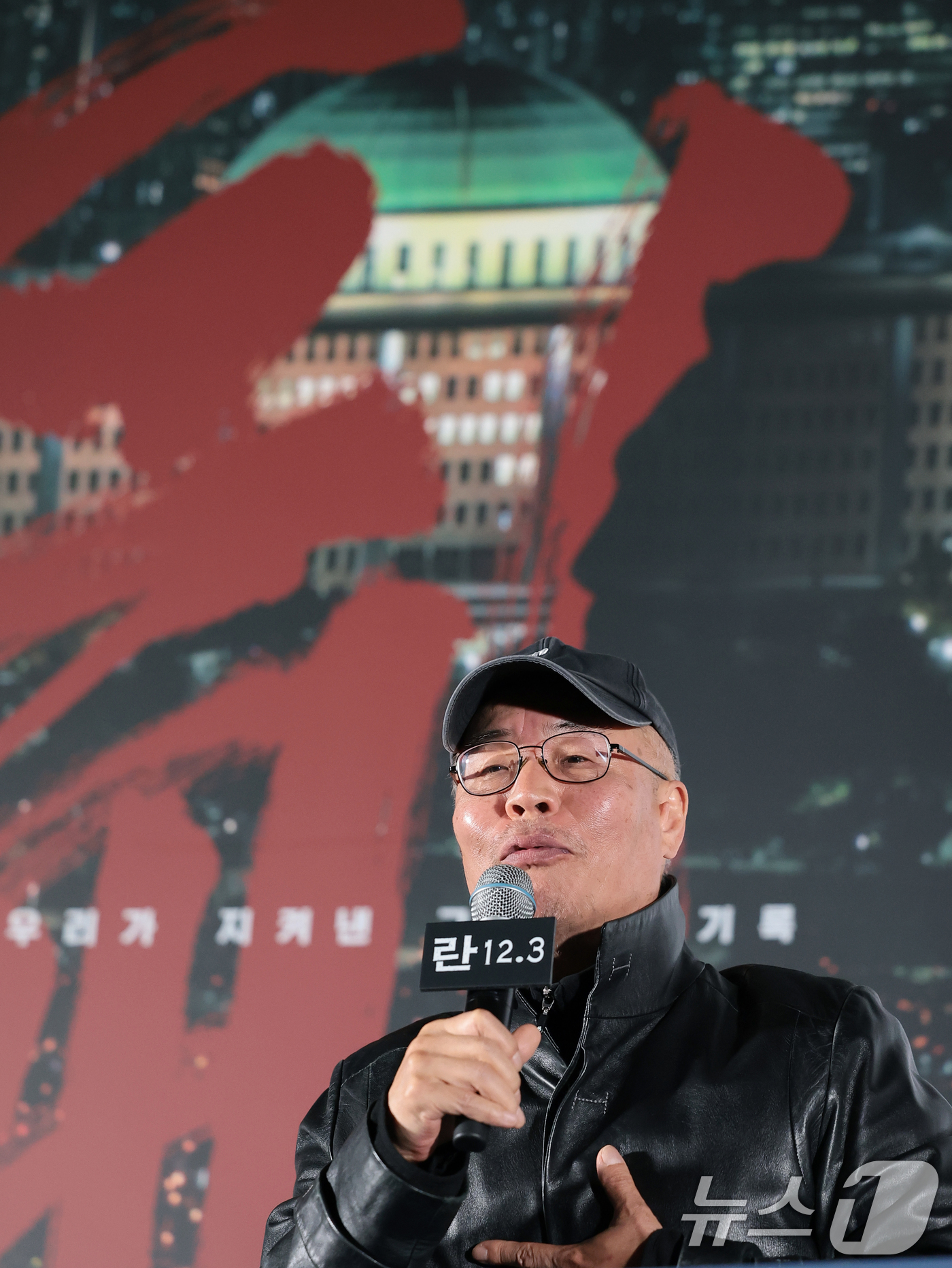 (서울=뉴스1) 권현진 기자 = 이명세 감독이 7일 서울 용산구 CGV용산아이파크몰에서 열린 영화 ‘란 12.3’ 언론시사회 및 기자간담회에 참석해 취재진 질문에 답하고 있다.‘란 …
