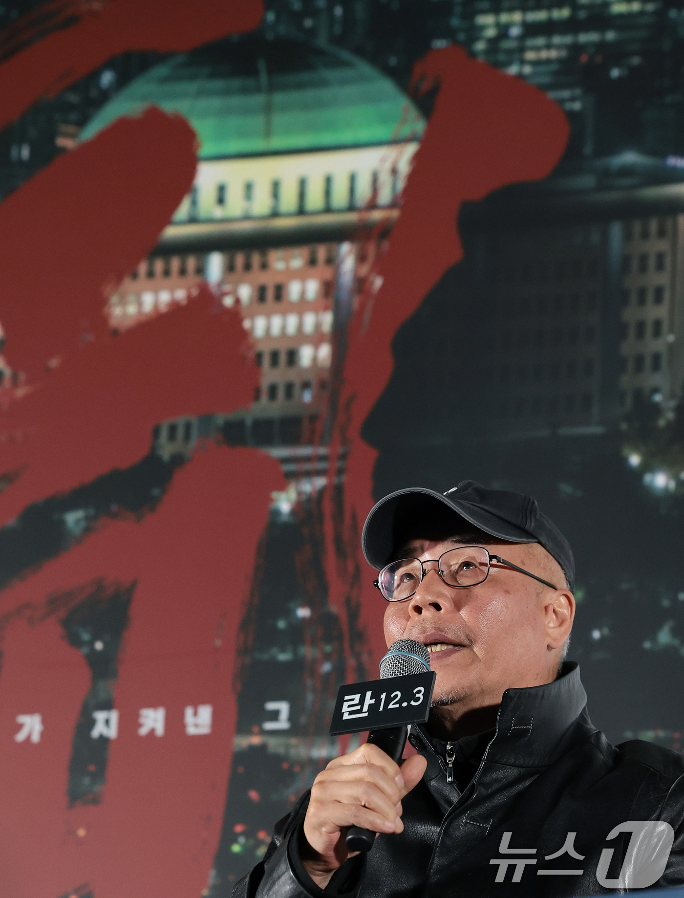 (서울=뉴스1) 권현진 기자 = 이명세 감독이 7일 서울 용산구 CGV용산아이파크몰에서 열린 영화 ‘란 12.3’ 언론시사회 및 기자간담회에 참석해 취재진 질문에 답하고 있다.‘란 …