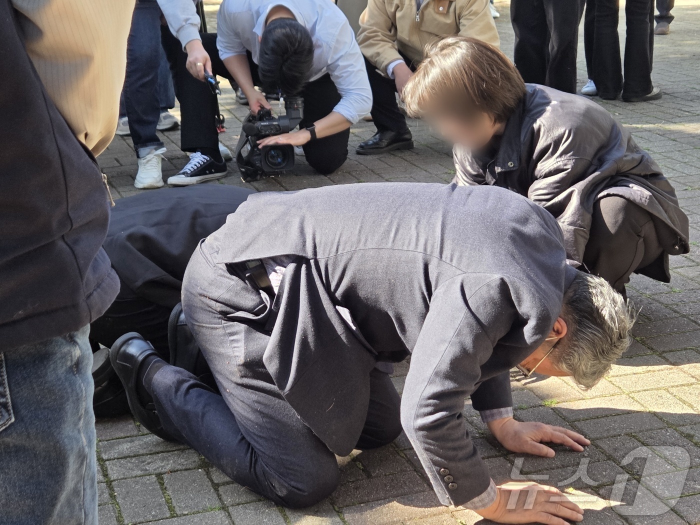 (대전=뉴스1) 김종서 기자 = 손주환 안전공업 대표가 7일 대전 대덕구 문평공원으로 이전한 안전공업 공장 화재 참사 희생자 합동분향소를 찾아 유족 앞에 엎드려 사과하고 있다. 2 …