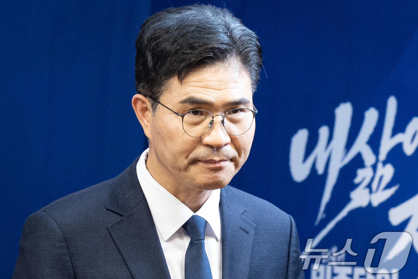 (서울=뉴스1) 유승관 기자 = 이원택 더불어민주당 전북특별자치도지사 예비후보가 7일 서울 여의도 중앙당사에서 열린 본경선 합동연설회에 참석해 자리로 이동하고 있다.정청래 더불어민 …