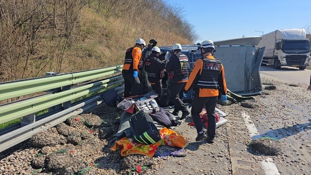 1톤 트럭을 17톤 윙바디가 '쾅'…순천-완주 고속도로 교통사고로 1명 중상