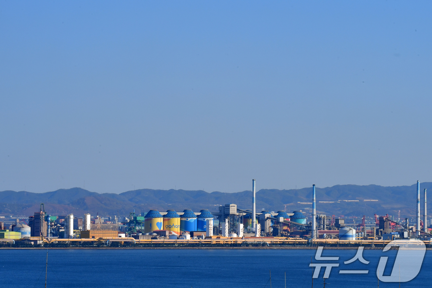 (포항=뉴스1) 최창호 기자 = 7일 오후 포스코 포항제철소에 상공 위로 푸른 하늘이 펼쳐지고 있다. 2026.4.7/뉴스1