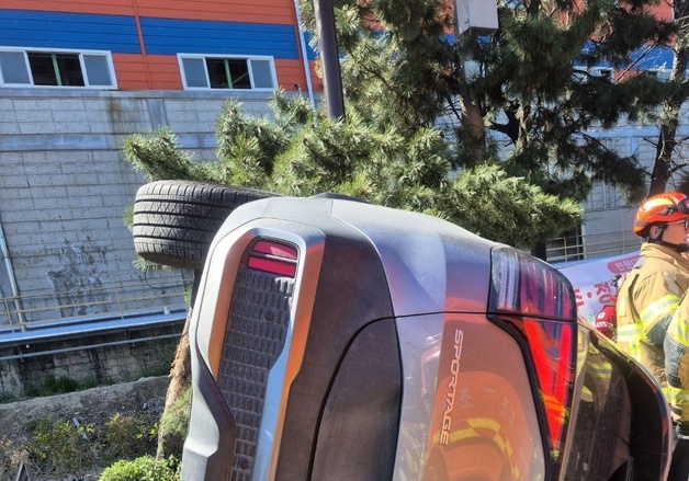 울산 울주군 온산로서 SUV 전복…트럭 적재 파이프와 충돌
