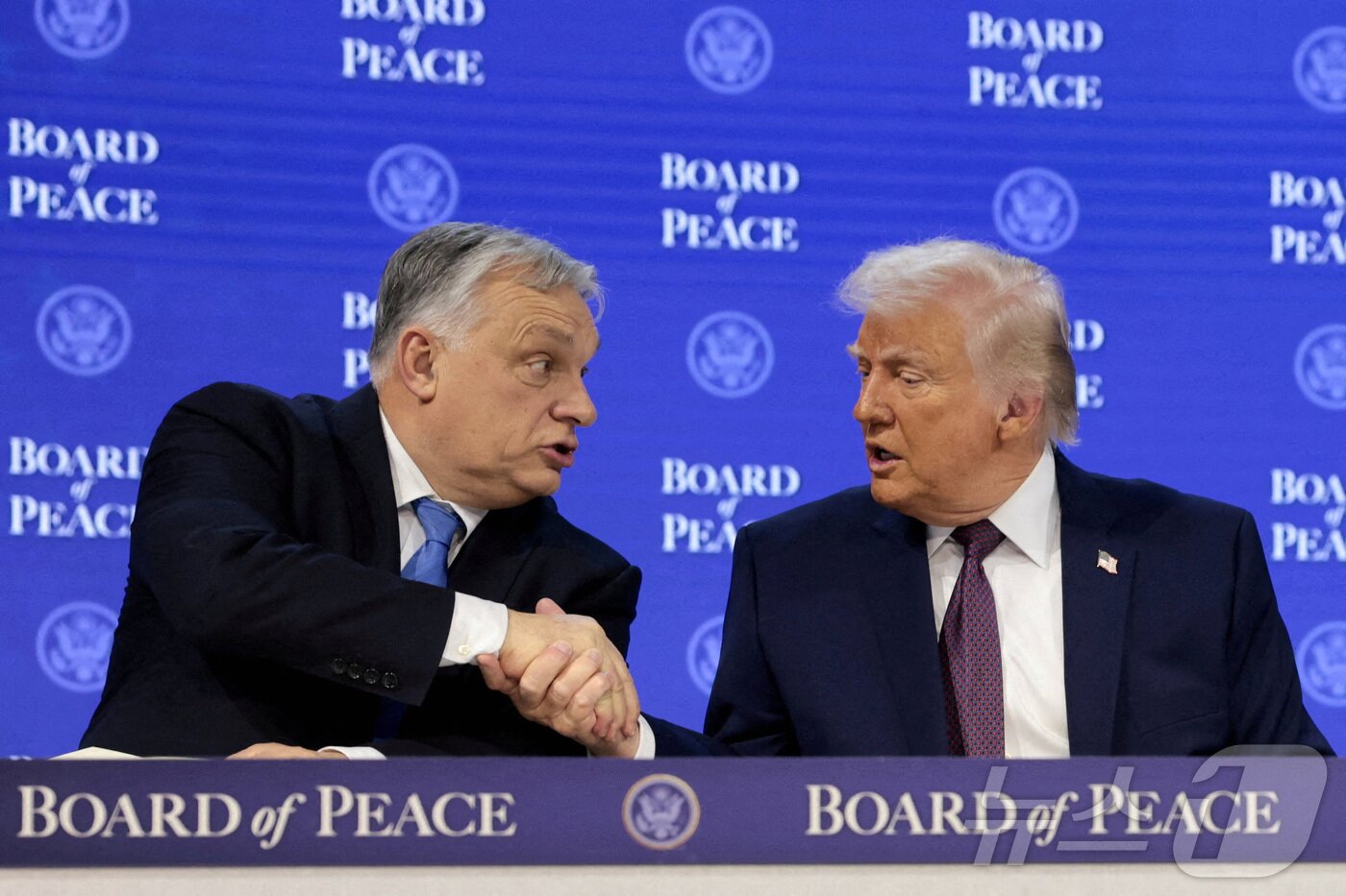 본문 이미지 - 빅토르 오르반 헝가리 총리(왼쪽)과 도널드 트럼프 미국 대통령. 2026.01.22 ⓒ 로이터=뉴스1