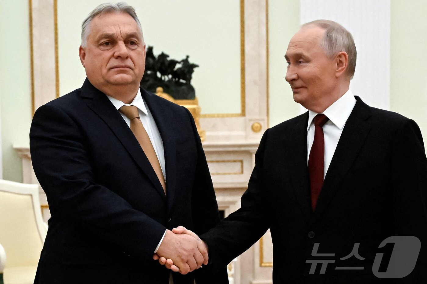 본문 이미지 - 오르반 헝가리 총리와 블라디미르 푸틴 러시아 대통령. 2025.11.28 ⓒ 로이터=뉴스1