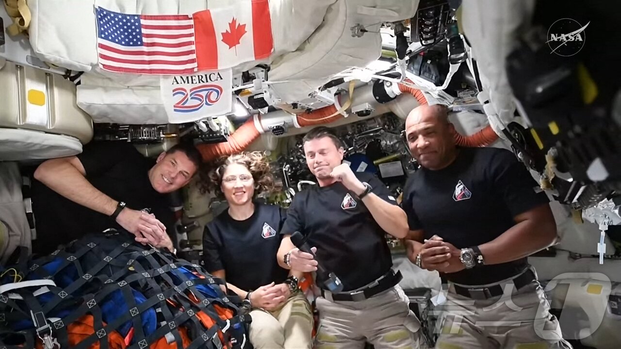 본문 이미지 - 아르테미스 2호에 탑승 중인 승무원들. ⓒ AFP=뉴스1