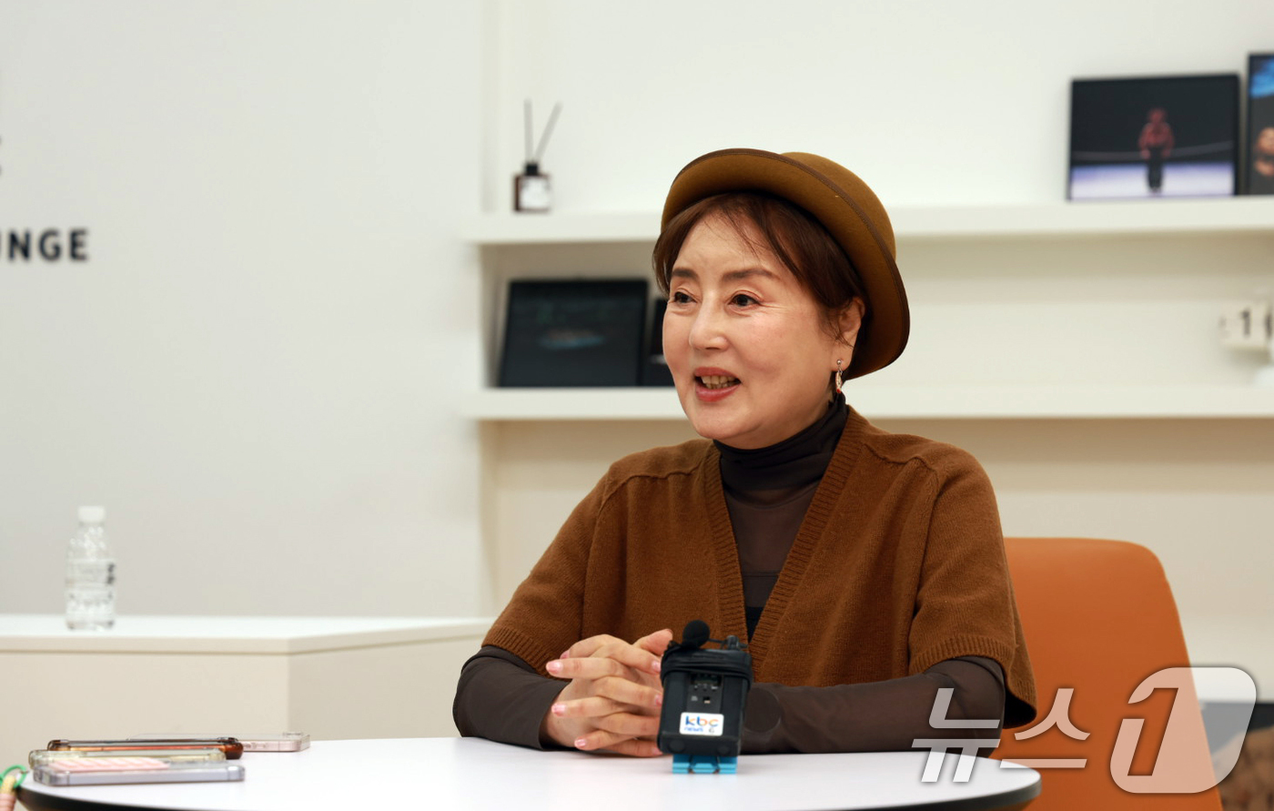 (광주=뉴스1) 김태성 기자 = 김성녀 국립극장 연희감독이 7일 광주 동구 국립아시아문화전당 예술극장에서 열린 ‘홍길동이 온다’ 시연회를 앞두고 취재진들에게 공연에 대해 설명하고 …