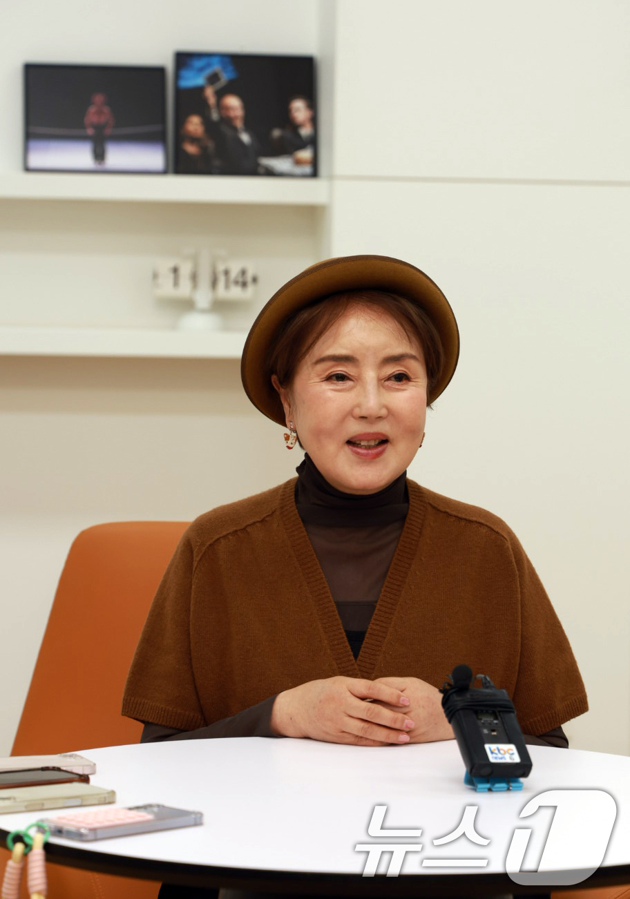 (광주=뉴스1) 김태성 기자 = 김성녀 국립극장 연희감독이 7일 광주 동구 국립아시아문화전당 예술극장에서 열린 ‘홍길동이 온다’ 시연회를 앞두고 취재진들에게 공연에 대해 설명하고 …