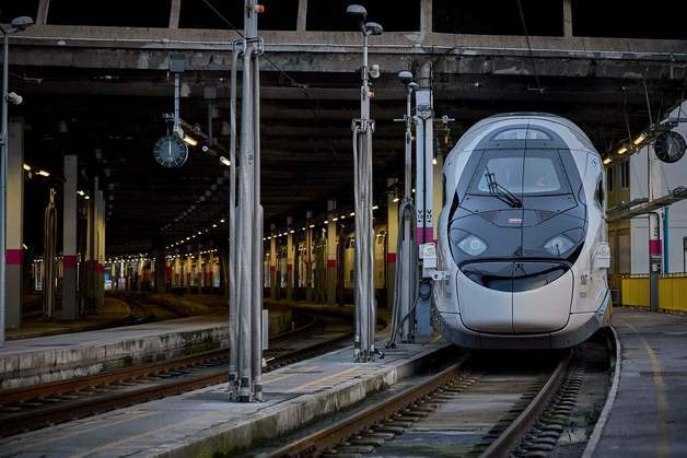 '243명 탑승' 佛 TGV 고속열차, 군차량과 쿵…1명 사망·27명 부상