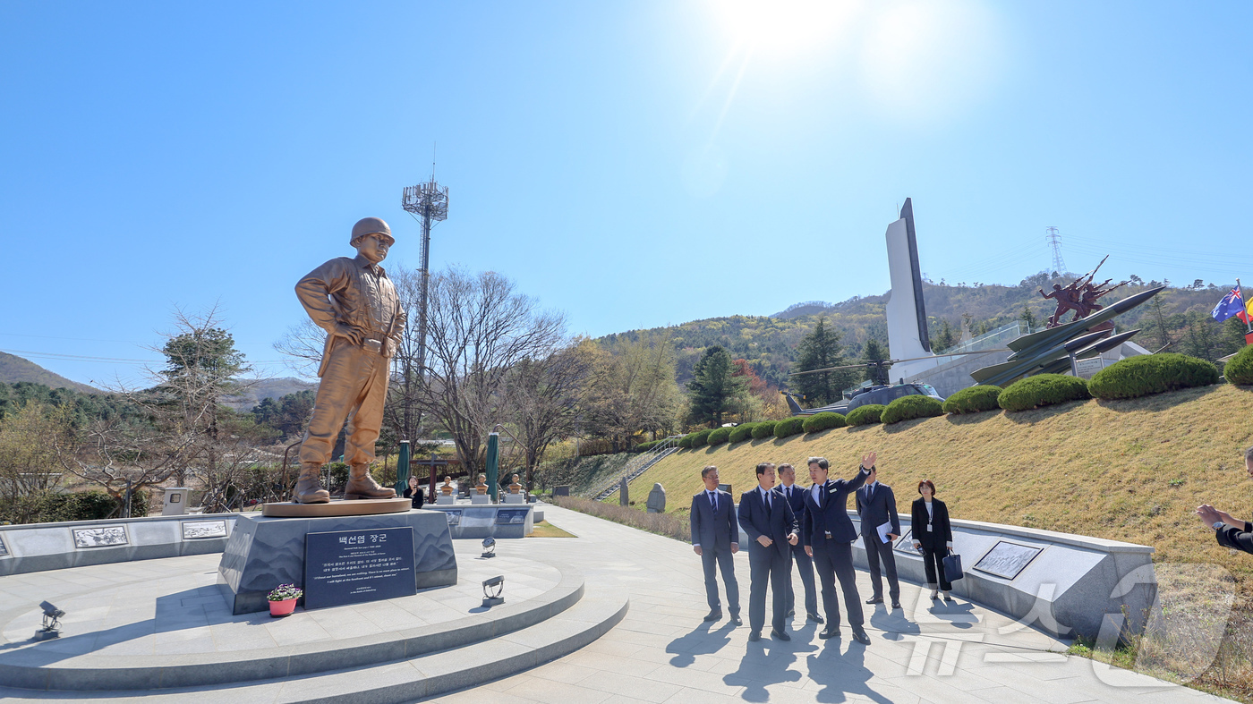 (서울=뉴스1) = 권오을 국가보훈부 장관이 7일 오후 칠곡군 보훈단체 간담회 참석 전 다부동전적기념관에 방문해 시설을 둘러보고 있다. (국가보훈부 제공. 재판매 및 DB 금지) …