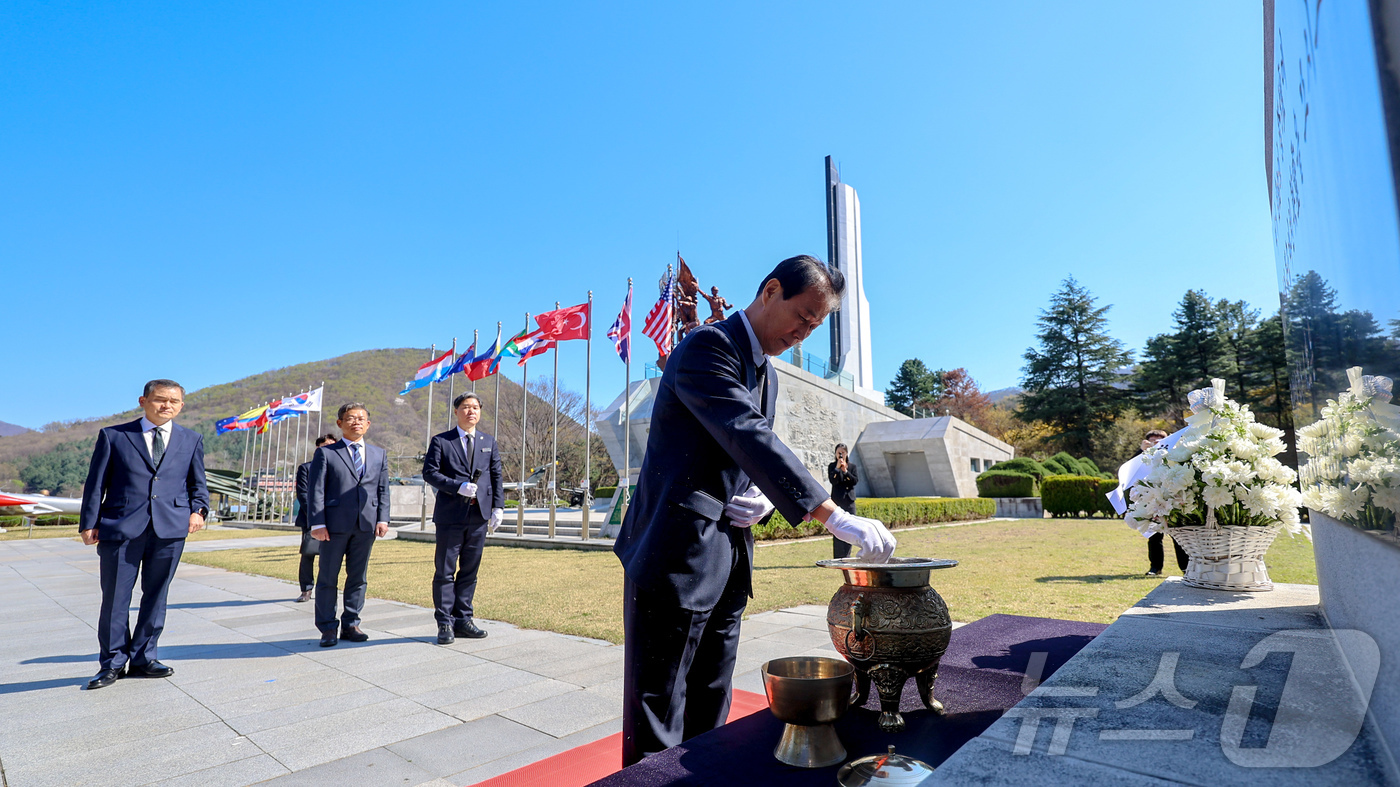 (서울=뉴스1) = 권오을 국가보훈부 장관이 7일 오후 칠곡군 보훈단체 간담회 참석 전 다부동전적기념관에 방문해 구국용사 충혼비에 헌화 및 참배를 하고 있다. (국가보훈부 제공. …