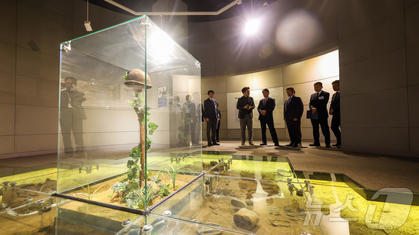 (서울=뉴스1) = 권오을 국가보훈부 장관이 7일 오후 경북 칠곡군 호국평화기념관에서 열린 보훈단체 간담회에 참석 전 호국평화기념관을 둘러보고 있다. (국가보훈부 제공. 재판매 및 …