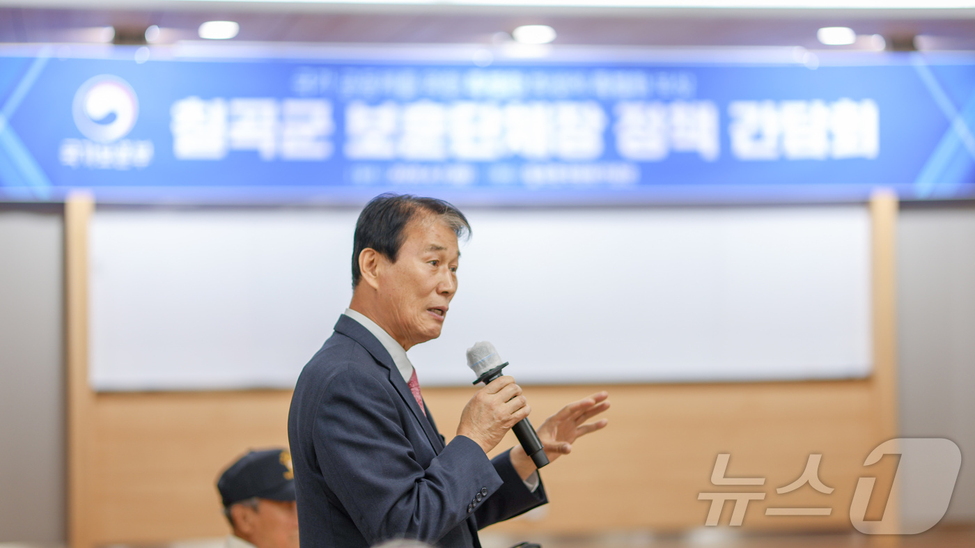 (서울=뉴스1) = 권오을 국가보훈부 장관이 7일 오후 경북 칠곡군 호국평화기념관에서 광복회와 상이군경회 등 칠곡지역 10개 보훈단체장들이 참석한 가운데 현장 소통 간담회를 갖고, …