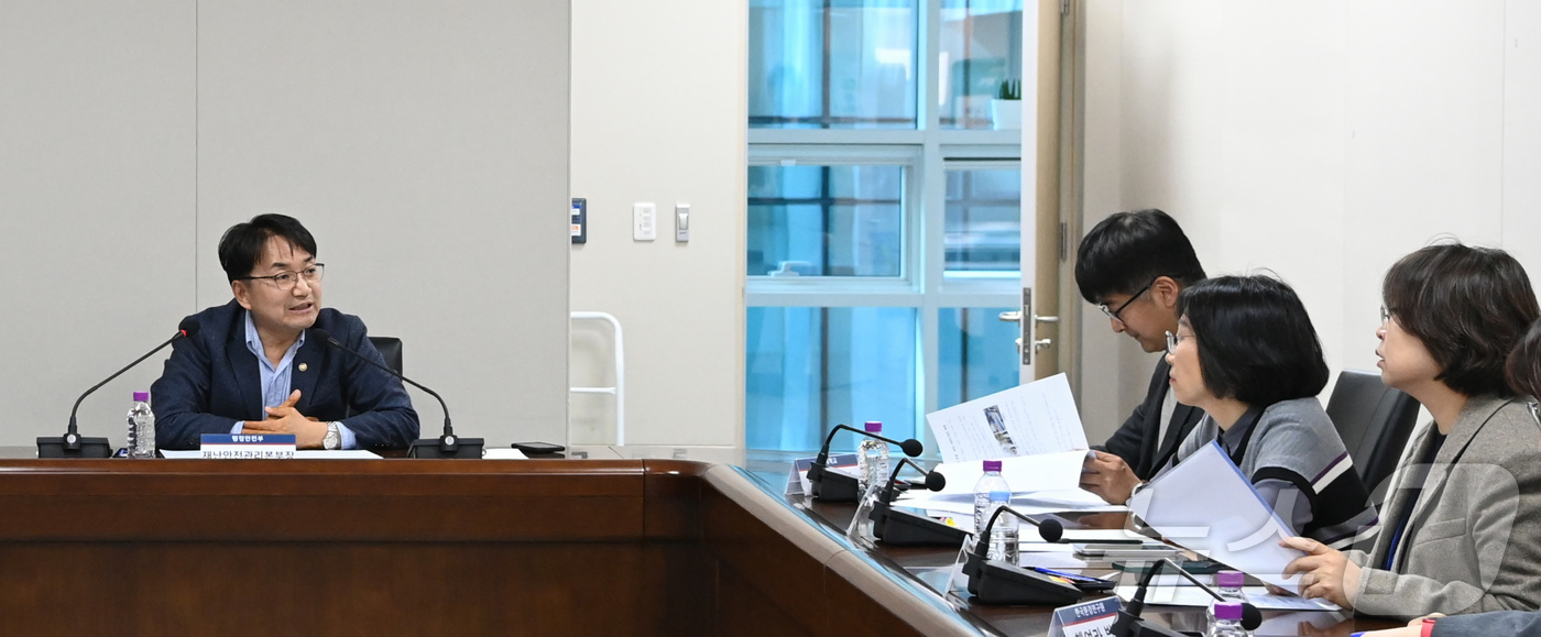 (서울=뉴스1) = 김광용 행정안전부 재난안전관리본부장이 7일 정부세종청사 중앙동 대회의실에서 ‘무더위·한파 쉼터 운영·관리 개선’ TF 회의를 주재, 관계부처와 지방정부, 민간전 …