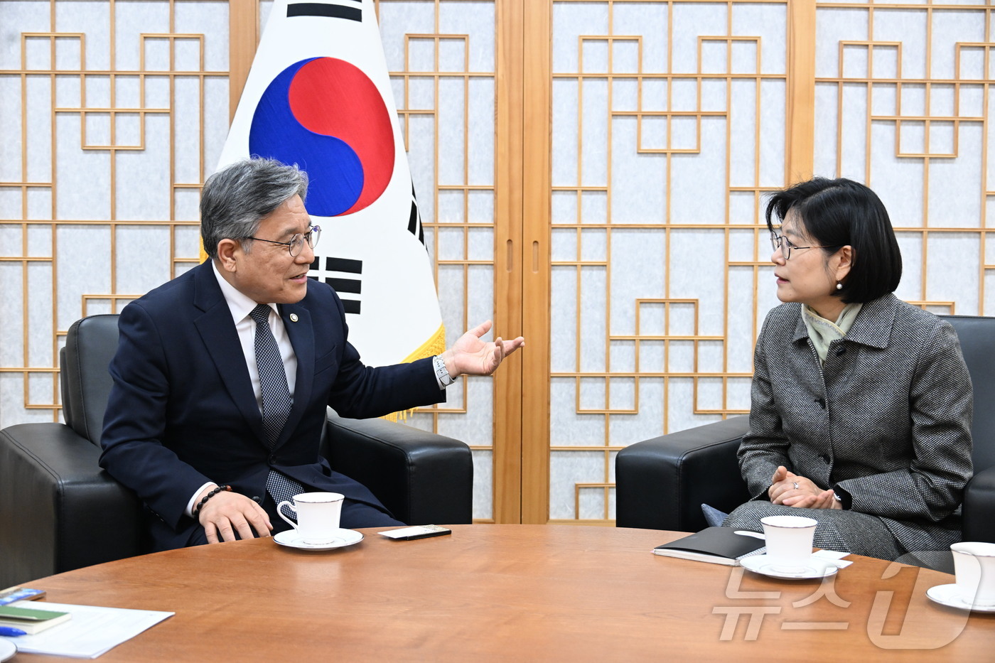 (서울=뉴스1) = 허민 국가유산청장(왼쪽)이 7일 오후 서울 종로구 국립고궁박물관 접견실에서 김지희 주유네스코 대사를 만나 오는 7월 부산에서 열리는 제48차 유네스코 세계유산위 …