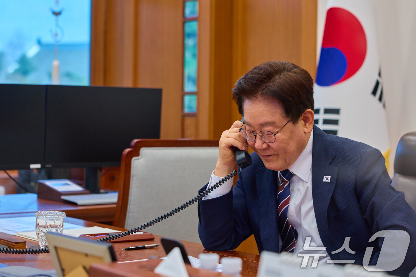 (서울=뉴스1) 이재명 기자 = 이재명 대통령이 7일 청와대에서 아누틴 찬위라꾼 태국 총리와 전화 통화를 하고 있다. (청와대 제공. 재판매 및 DB 금지) 2026.4.7/뉴스1 …