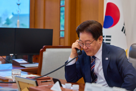 태국 총리와 전화 통화하는 이재명 대통령