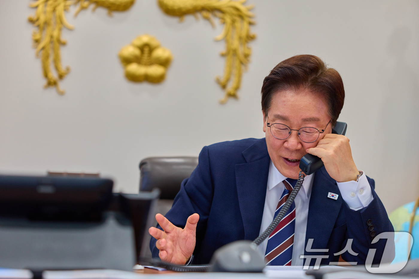 (서울=뉴스1) 이재명 기자 = 이재명 대통령이 7일 청와대에서 아누틴 찬위라꾼 태국 총리와 전화 통화를 하고 있다. (청와대 제공. 재판매 및 DB 금지) 2026.4.7/뉴스1 …