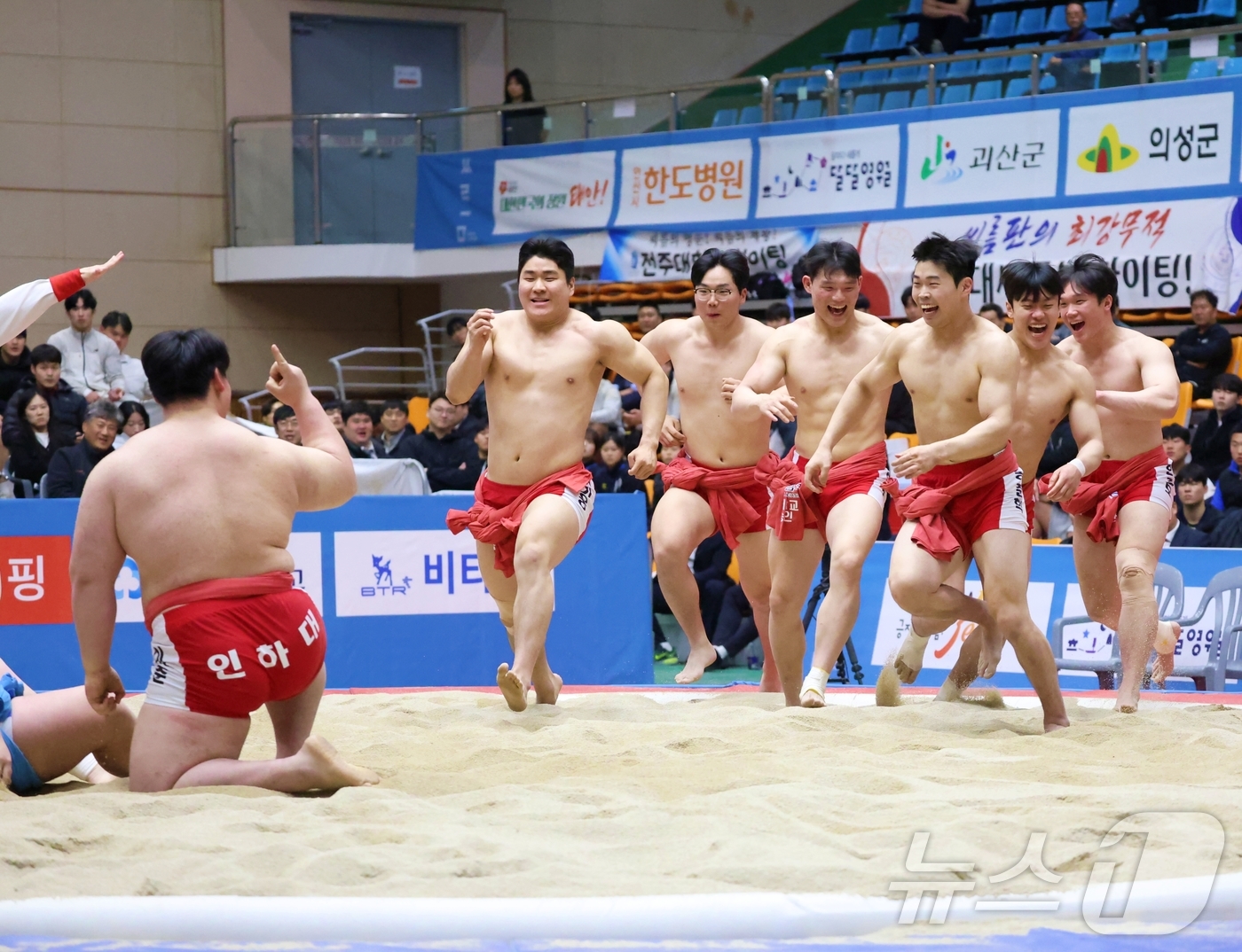 (서울=뉴스1) = 7일 충청북도 제천시 제천체육관에서 열린 ‘제80회 전국씨름선수권대회' 대학교부 단체전 우승을 차지한 인하대학교(인천광역시)가 우승을 확정한 후 함께 기뻐하고 …