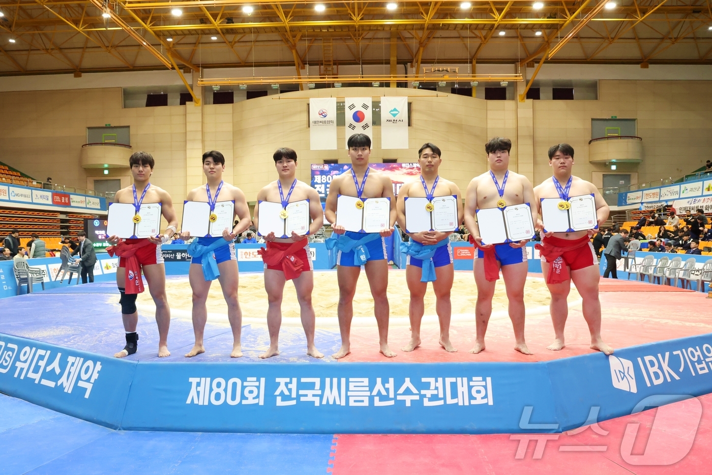(서울=뉴스1) = 7일 충청북도 제천시 제천체육관에서 열린 ‘제80회 전국씨름선수권대회' 대학교부 개인전에서 1위를 차지한 김현우(한림대학교, 왼쪽부터), 이용수(울산대학교), …